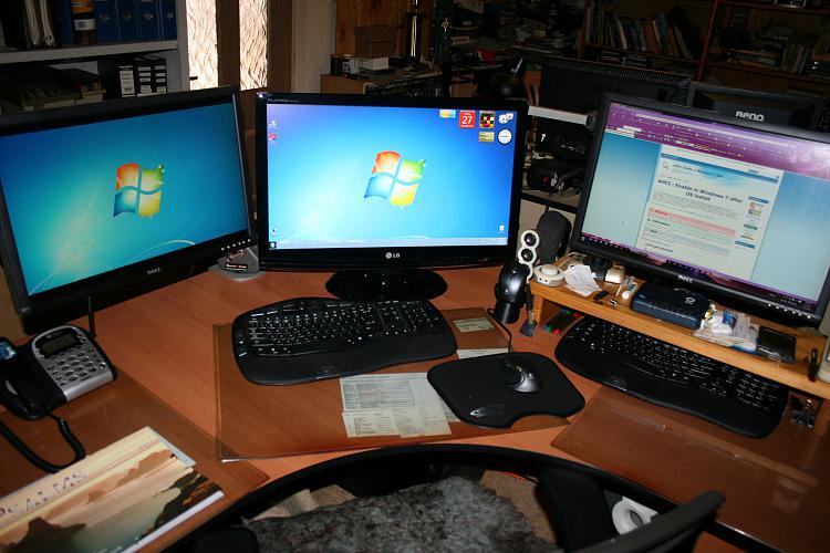 Show us your desk!-sallys-desk-281210.jpg