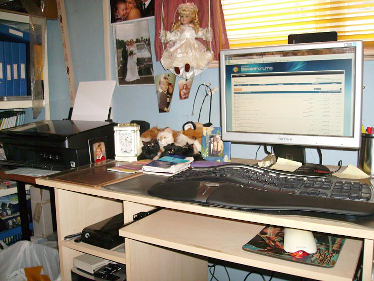 Show us your desk!-pict0119.jpg