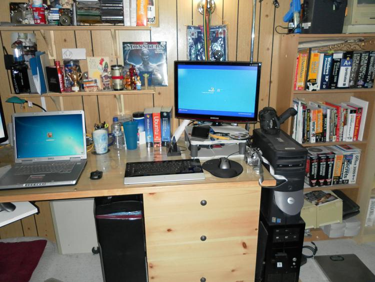 Show us your desk!-dobby_desk_01.jpg