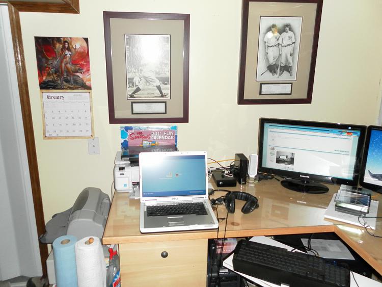 Show us your desk!-dobby_desk_03.jpg