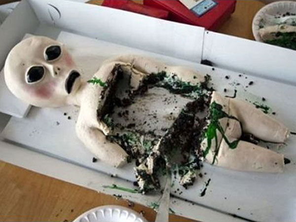 Happy Birthday Tews-alien-cake.jpg