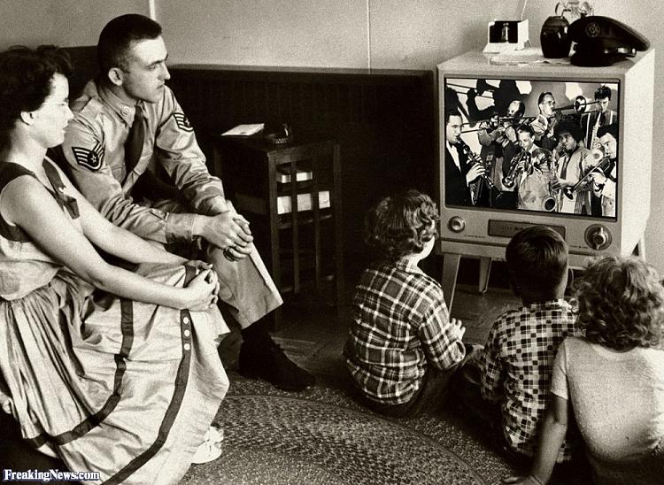 10 things I DON'T miss about old technology-family-watching-band-old-television-70613.jpg