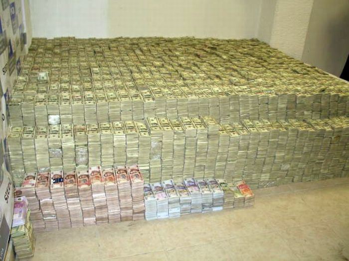 Funny and Geeky Cool Pics [3]-12-pile-cash-before-counted-estimated-approximately-18-billion-dollars.jpg