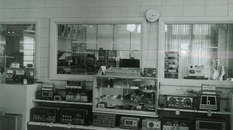 Old-timey Radio Shack photos prove techies nerding out since 1931-1950s-radioshack.png