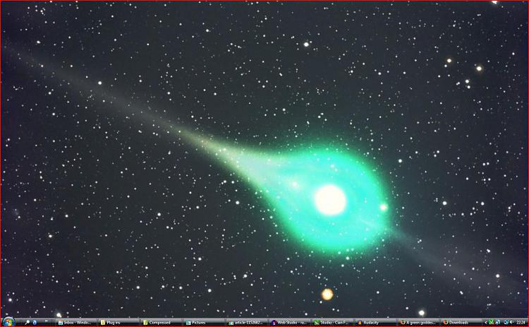 A green goddess: Two-tailed comet snapped streaking past Earth-capturegg.jpg