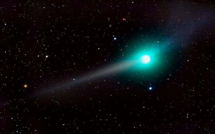 A green goddess: Two-tailed comet snapped streaking past Earth-green-goddess.jpg