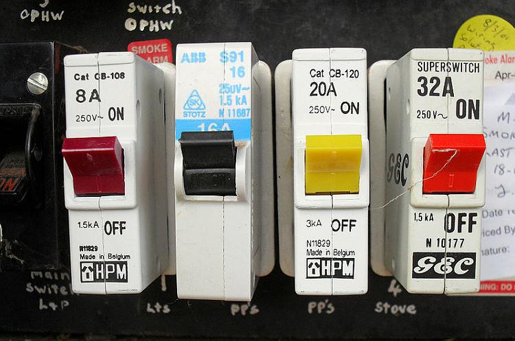 Any Electrical Danger?-800px-four_1_pole_circuit_breakers_fitted_in_a_meter_box.jpg