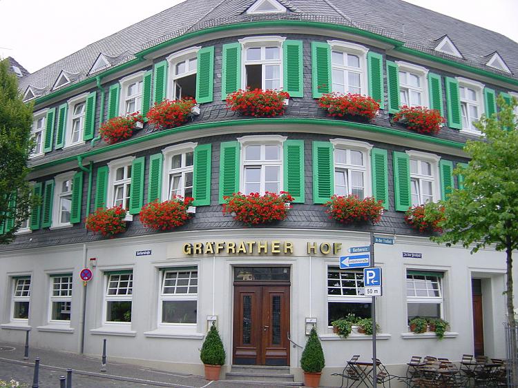Post a picture of your city/town!-denkmalgeschuetztes-hotel-solingen-graefrath.jpg