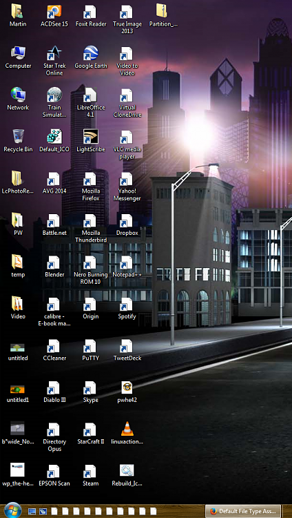 Rebooted the computer and all my desktop icons turned white-capture.png