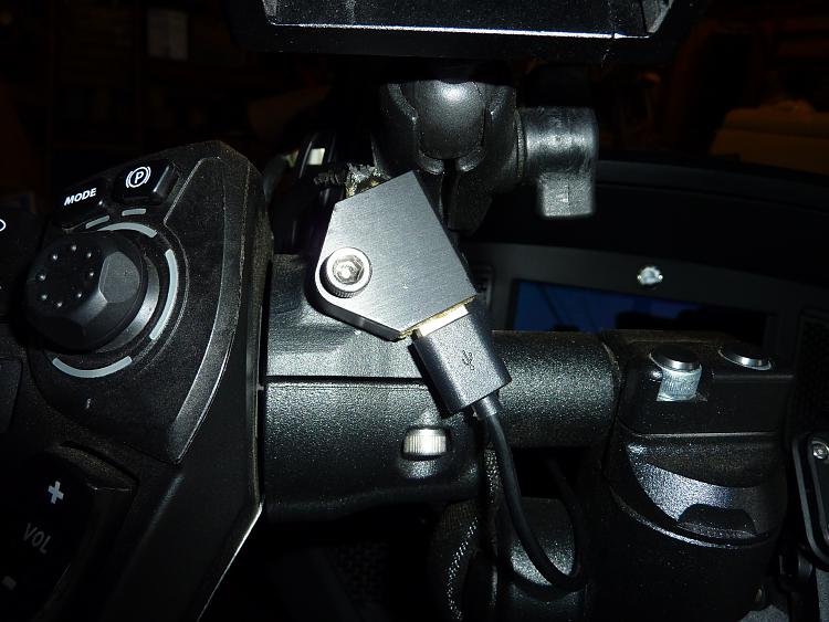 Has anyone seen a USB cable like this? (has mounting tab on female end-p1180440.jpg