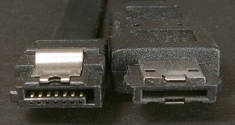 Internal vs External SATA Motherboard connectors?-sata2_und_esata-stecker.jpg