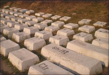 Giant-Keyboard-monument.jpg