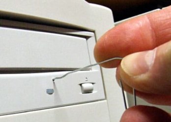 how-to-open-stuck-cd-dvd-drive-2.jpg