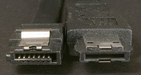 SATA2_und_eSATA-Stecker.jpg