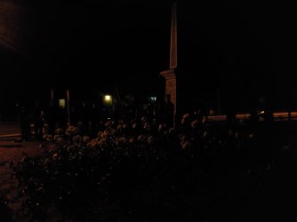 Anzac day dawn service 2011.jpg