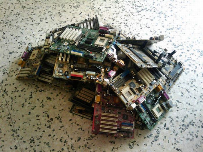 gold_extraction_from_motherboards_01.jpg
